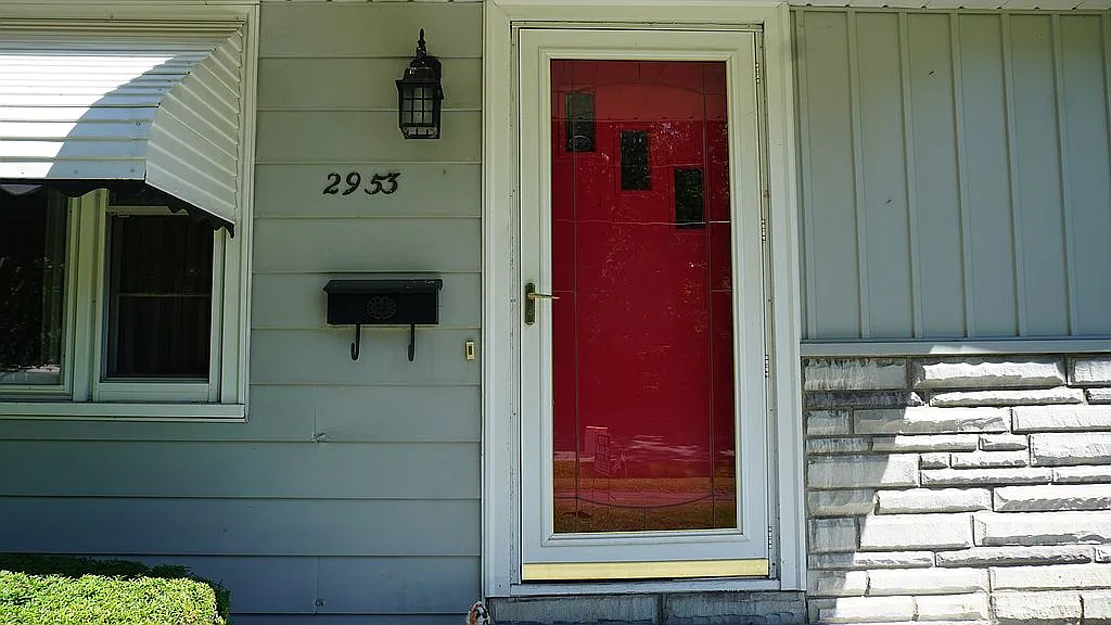 2953 Sussex St SE photo 1