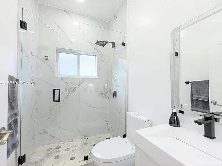 18316 SW 145th Ave — Photo 1