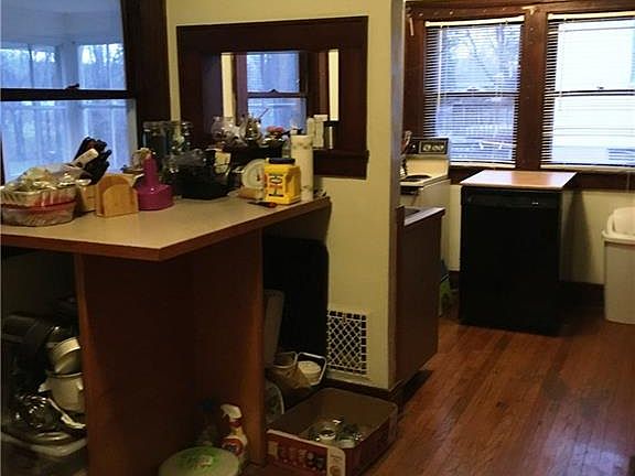 4th image of 402 East Ave