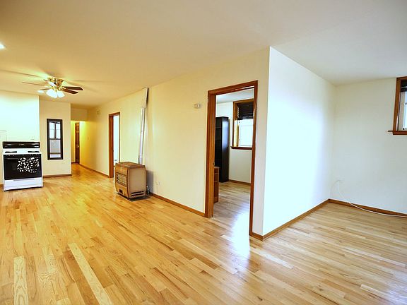 3rd image of 2259 W Montrose Ave #1F