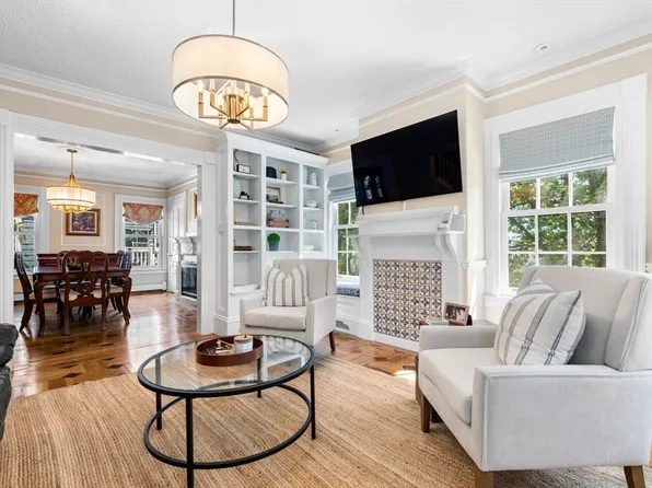 207 Bunker Hill St #2, Charlestown, MA 02129