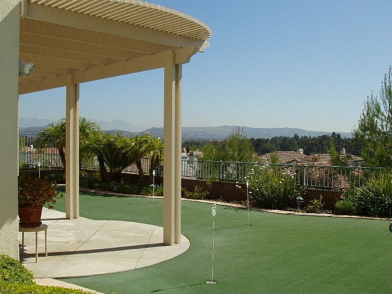 6 hole putting green