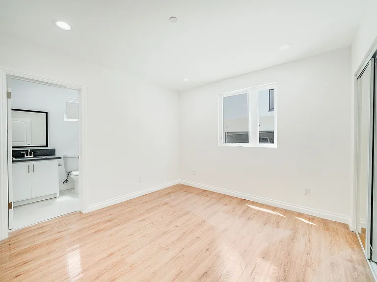 1170 E 45th St — Photo 19