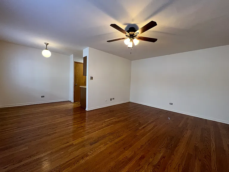 417 W Roscoe St — Photo 32