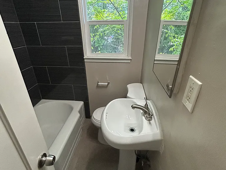 907 N Van Ness Ave #206 — Photo 4
