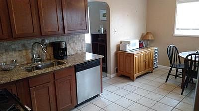 Beautiful new cabinets and granite in kitchen