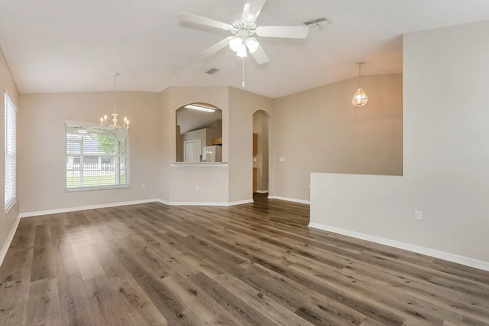 3 bed, 2.0 bath, 1395 sqft, $2,115 — Photo 3