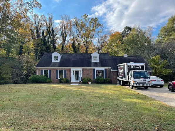 726 W Ridge Dr, Pilot Mountain, NC 27041