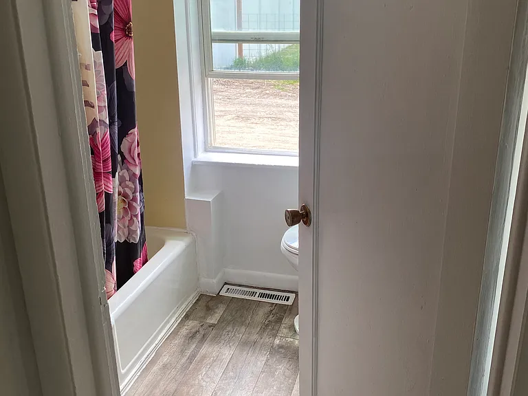 410 N Strevell Ave — Photo 2