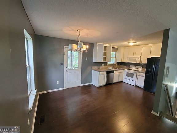 2nd image of 215 Sherwood Loop