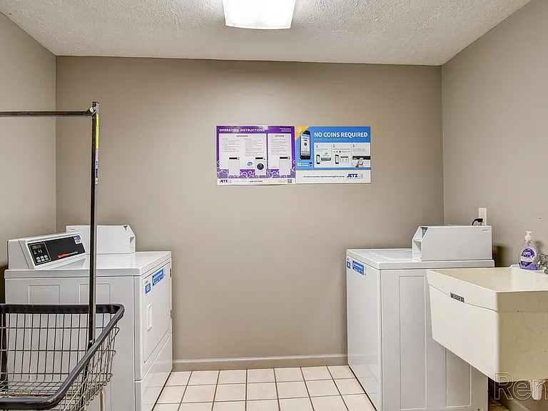 Hickory Knoll Apartments — Photo 30