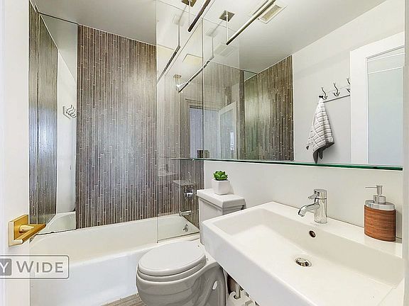 4th image of 133 E 65th St APT 3F