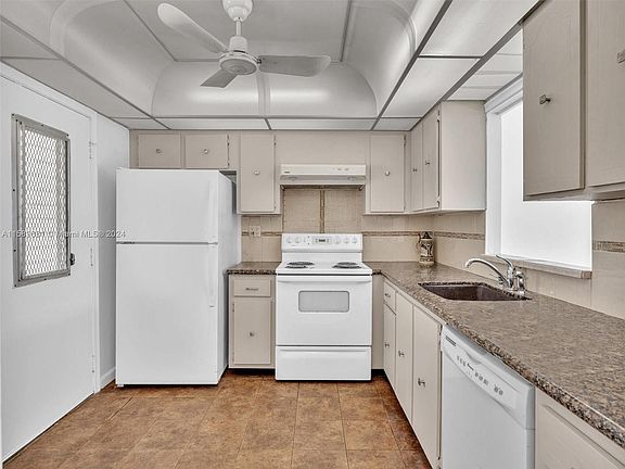 5th image of 3600 NE 170th St APT 202