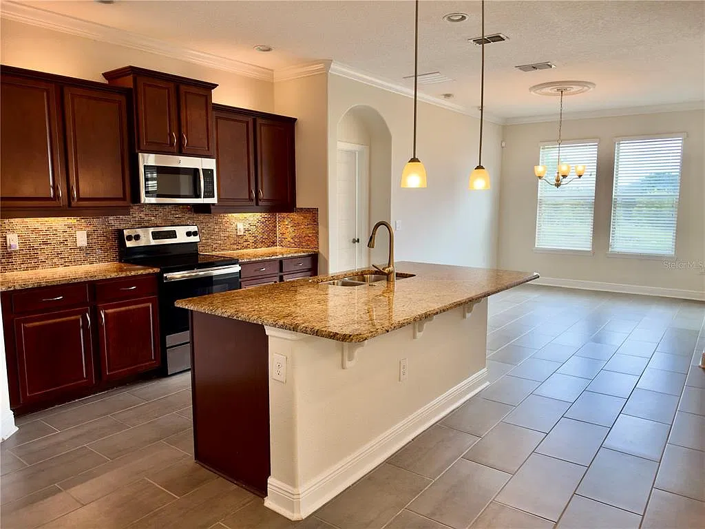 4 bed, 3.5 bath, 2031 sqft, $3,500 — Photo 4