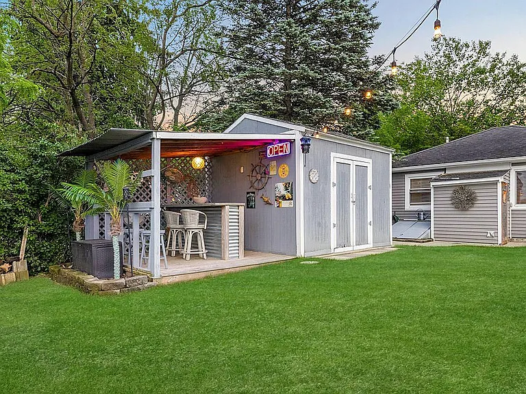 486 Charlevoix St — Photo 31