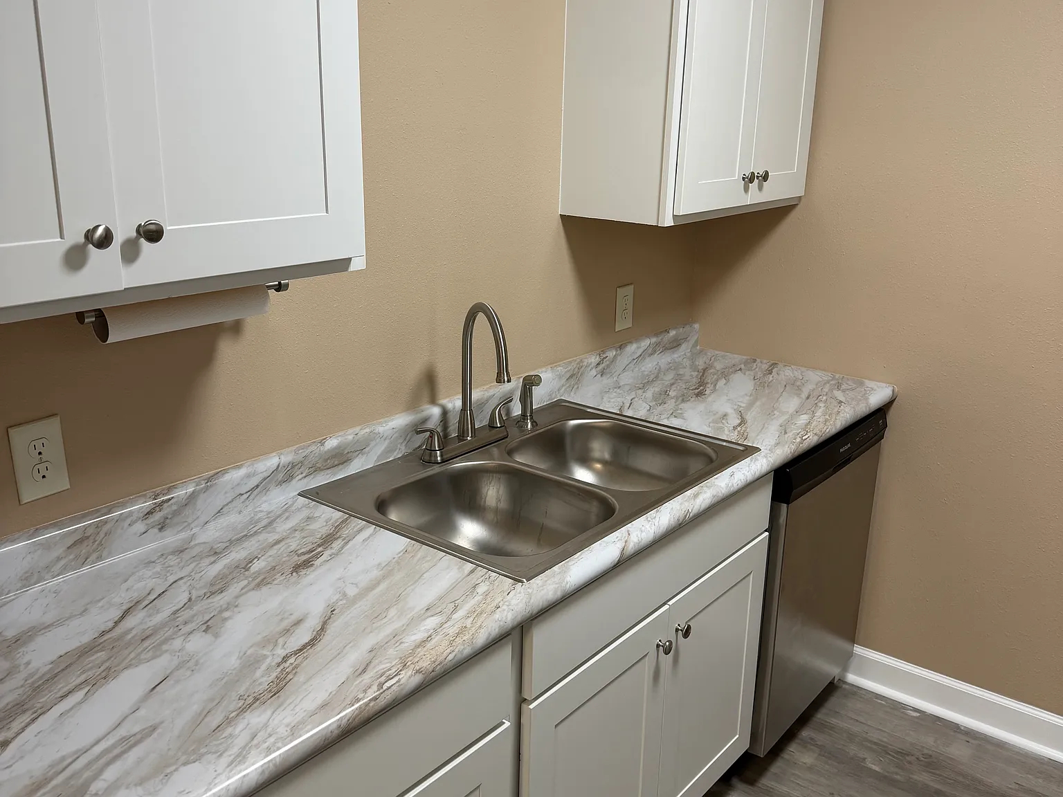 2 bed, 1000 sqft, $1,150 — Photo 2
