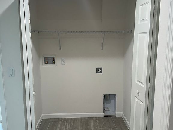 washer/dryer closet/hook up