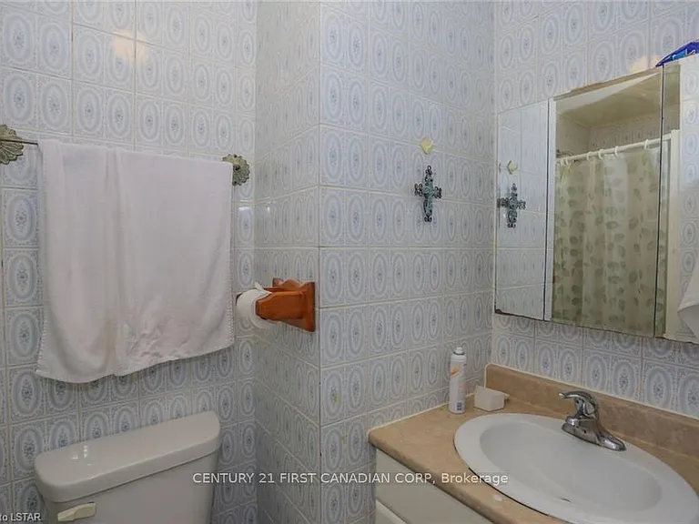 268 Burlington Cres — Photo 9