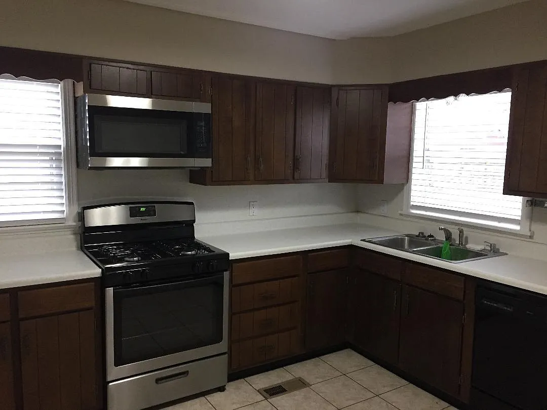 1519 E 46th Pl — Photo 3
