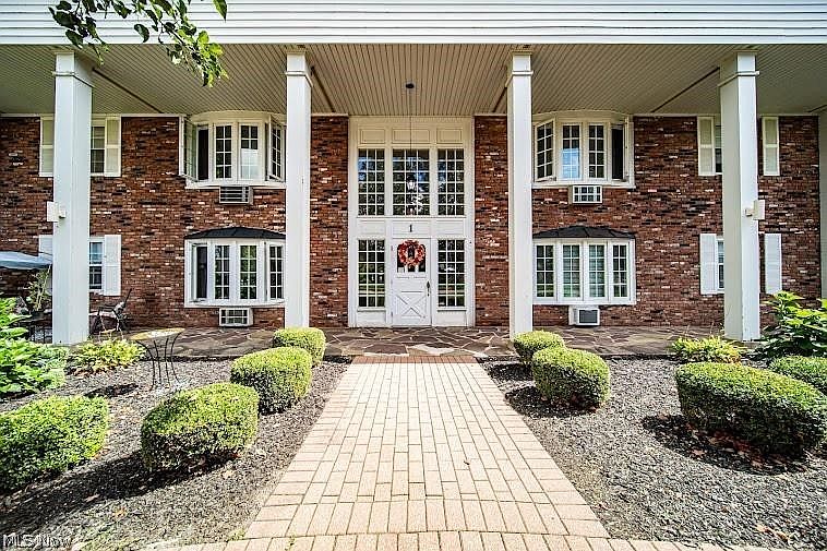 1st image of 1 Meadowlawn Dr Unit 1