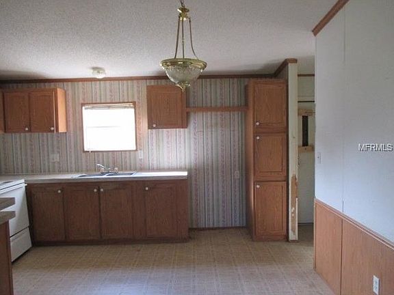 4th image of 601 4th St