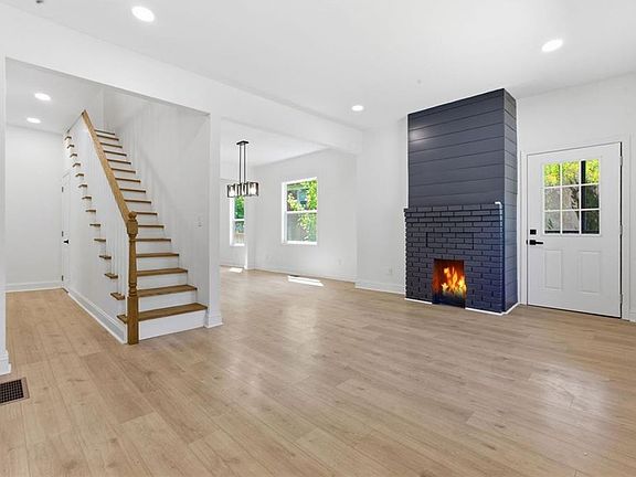 3rd image of 386 Mathewson Pl SW