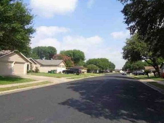 3rd image of 109 Queenswood Trl