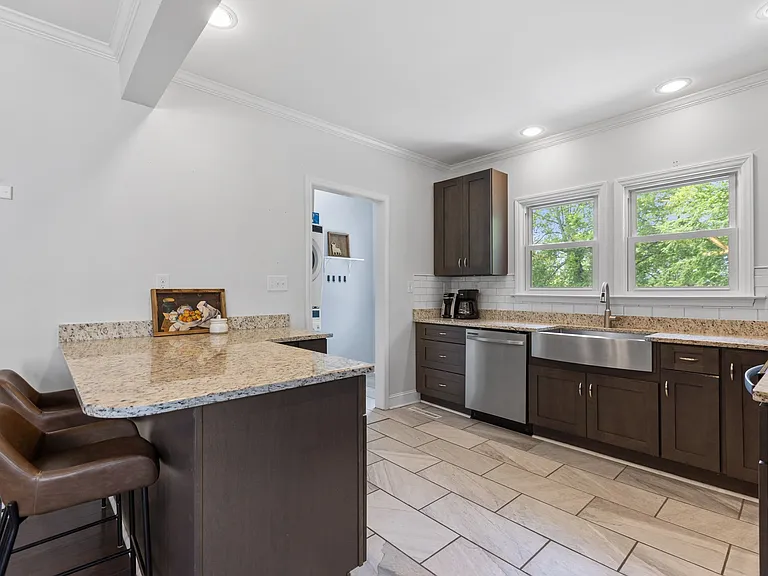 609 N Hyde Park Ave — Photo 12