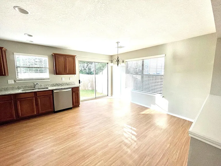 425 Hampton Cv — Photo 4