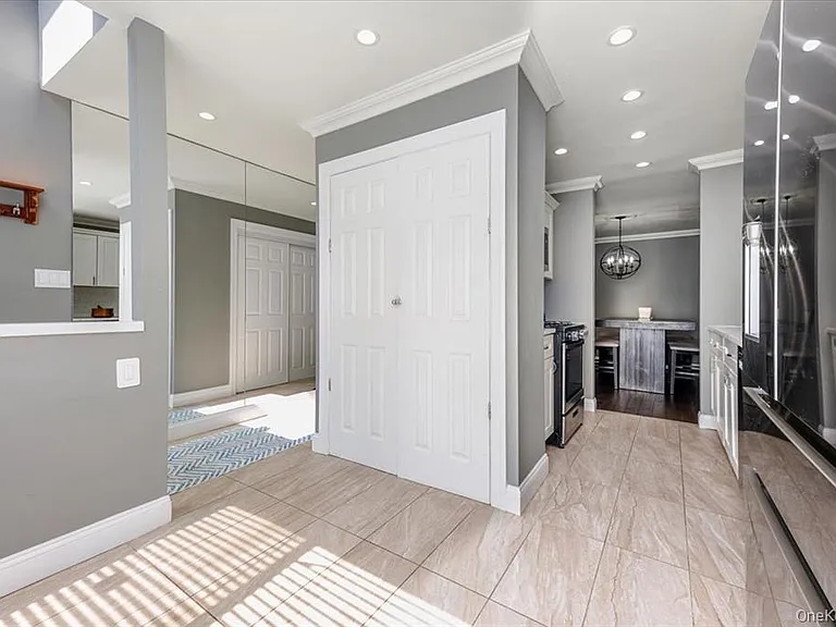 98 Lisa Dr — Photo 18
