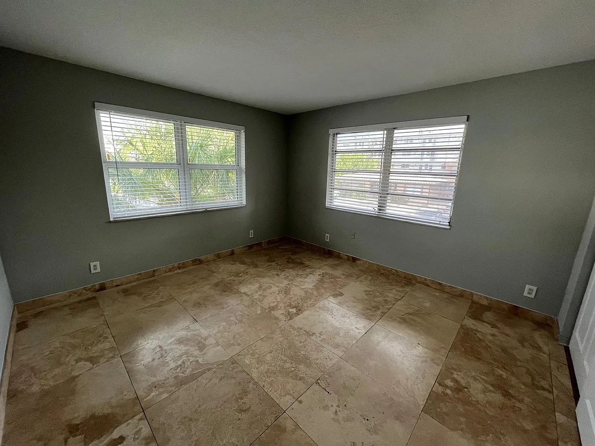 Building Photo - 830 N Riverside Dr #102
