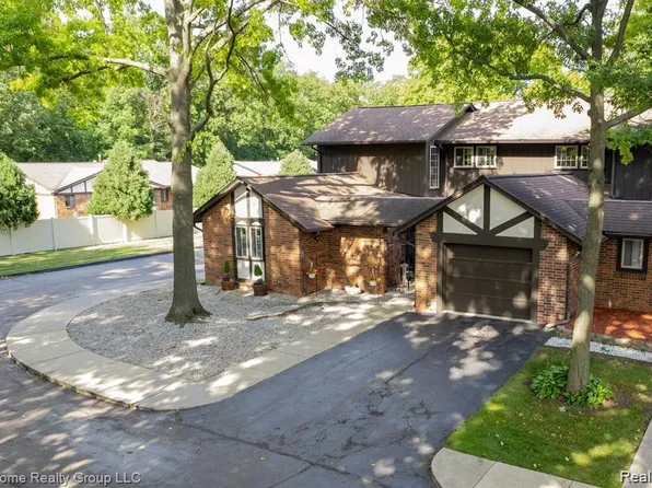 29284 Wellington Rd W, Southfield, MI 48034