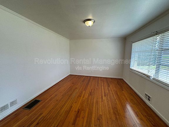 4th image of 4010 Emerald Lake Dr