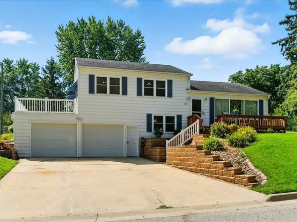 211 Auburn St, Waterloo, IA 50701