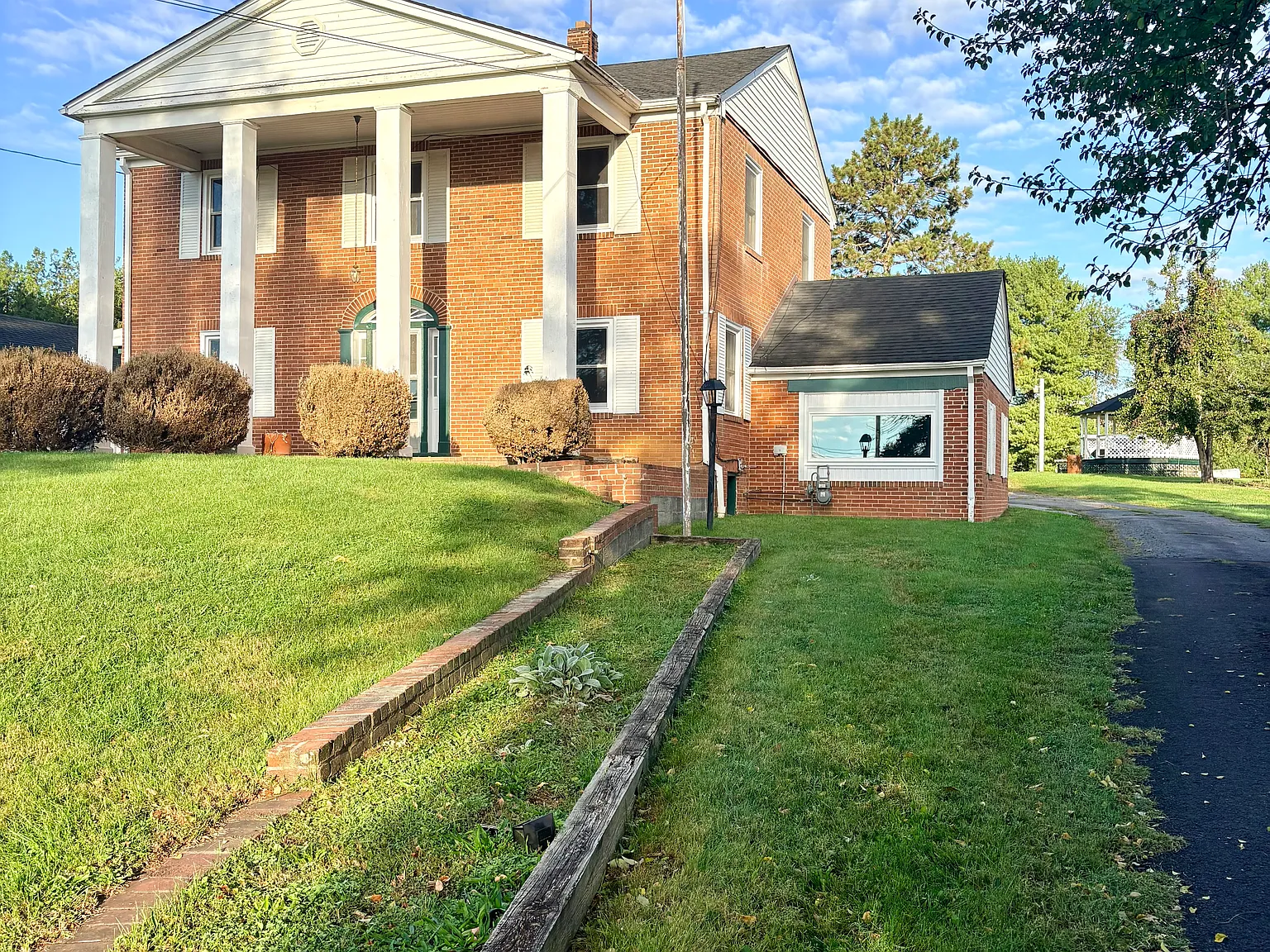 4 bed, 3202 sqft, $2,300 — Photo 3