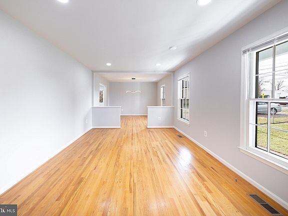 4th image of 439 Falmouth St