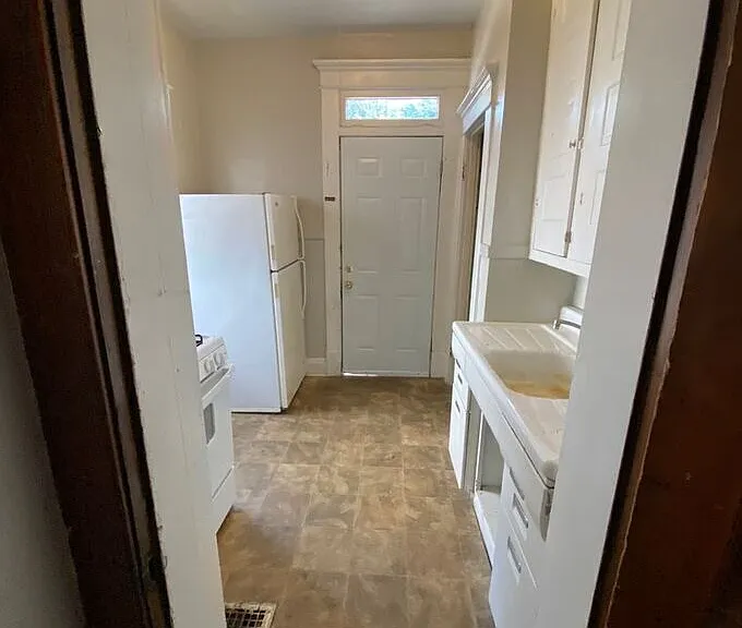 84 E Norwich Ave — Photo 13