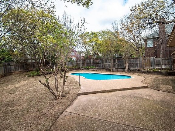 2nd image of 1824 Sandalwood Ln
