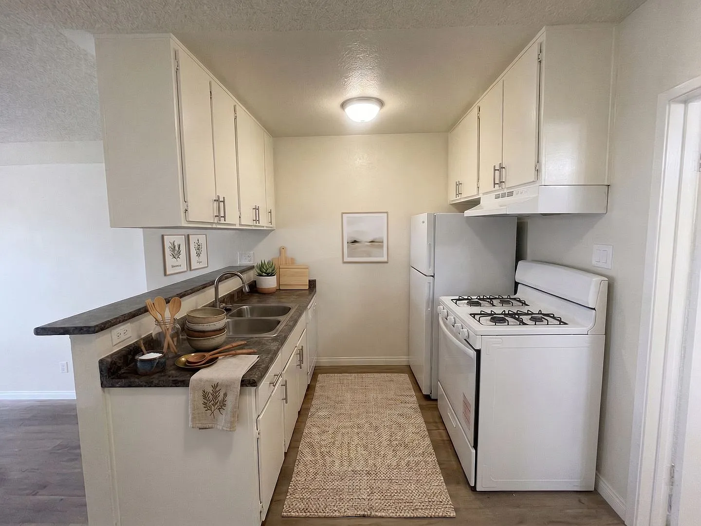 8240 Whitsett Ave — Photo 3
