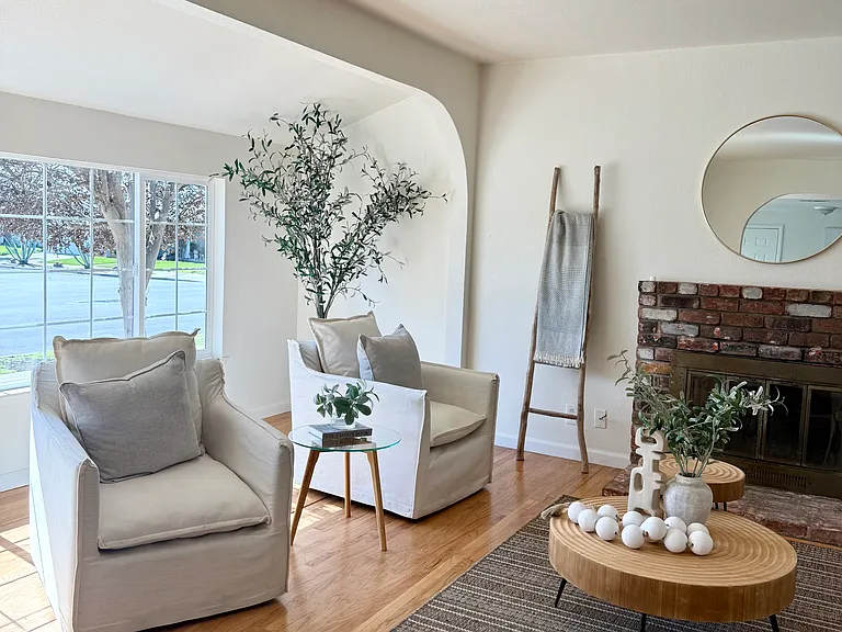 2671 Hawthorne Ave — Photo 3