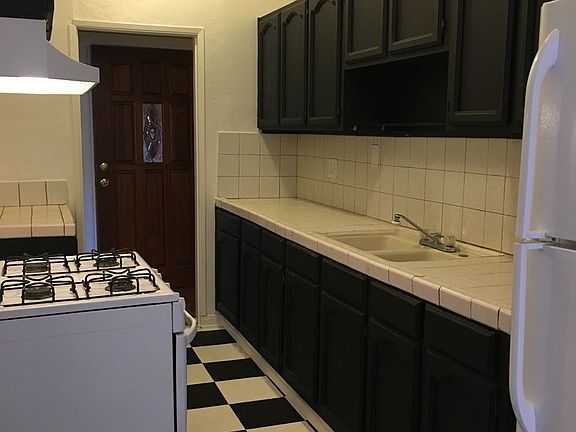 3rd image of 366 N Orange Grove Ave APT 2
