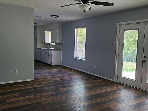3rd image of 1911 Pleasant Ln