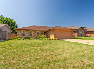 608 Kings Mnr, Moore, OK 73160