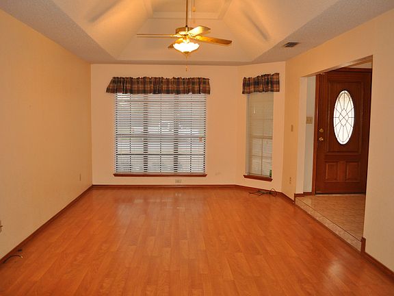 Living Room/vaulted Ceiling