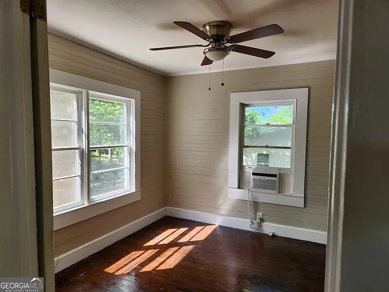 631 Davis Ave — Photo 2