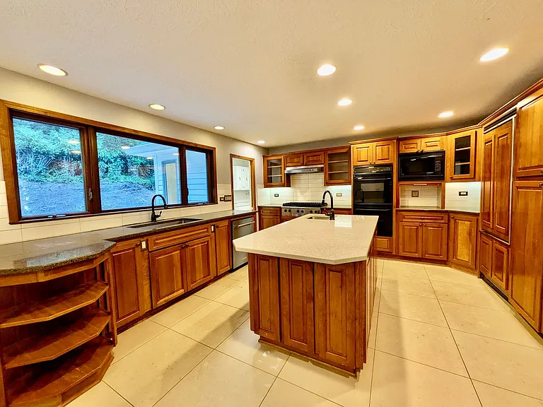 18132 Westview Dr — Photo 10