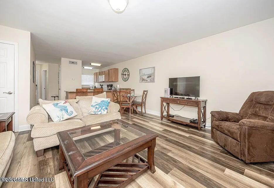 2 bed, 1.5 bath, 985 sqft, $2,100 — Photo 3