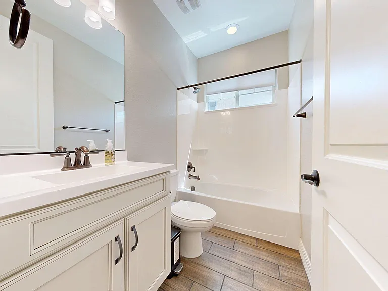 209 E Beatryce St — Photo 25