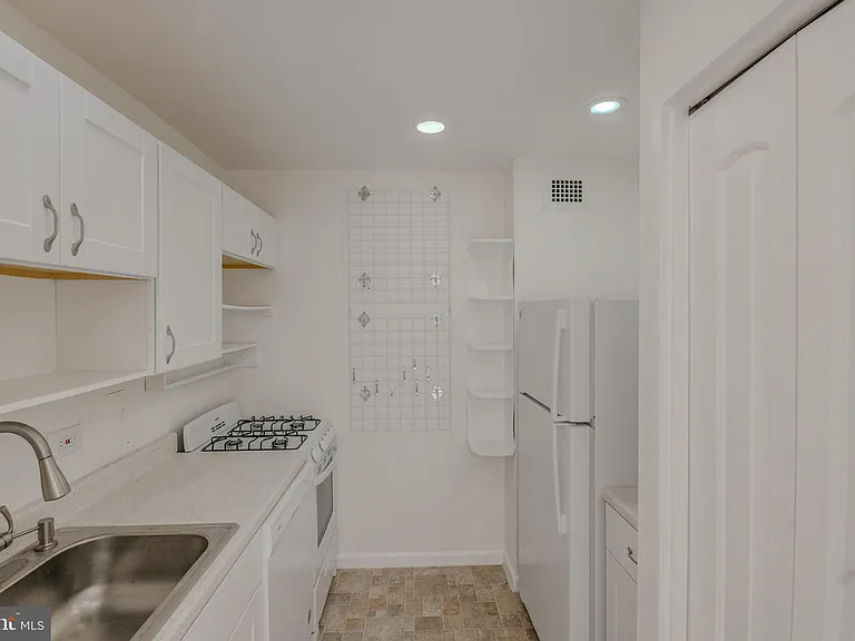 1900 Lyttonsville Rd #110 — Photo 9