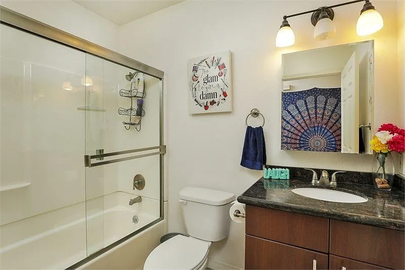 3 bed, 1040 sqft, $2,975 — Photo 2